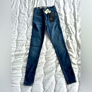 Size 27 Levi’s Sculpt 720 high-rise skinny jeans.
